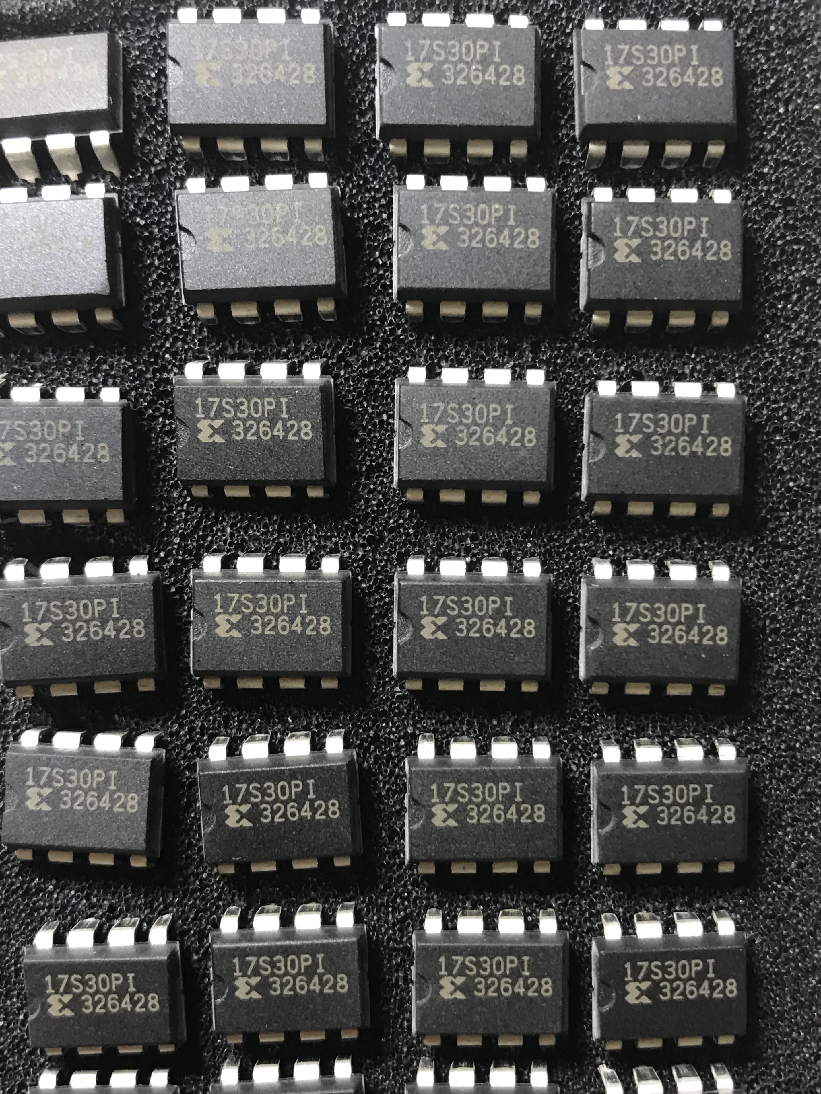 

NEW XC17S30LPC XC17S30LPI XC17S30PI XC17S30PC IC 10PCS