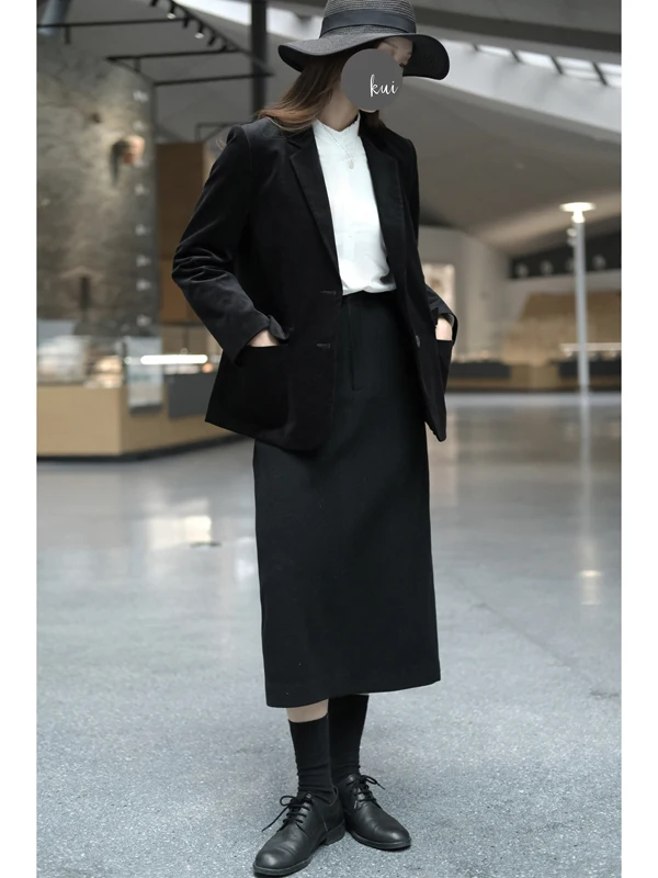 Damska marynarka ze sztruksu w cienkie paski, jesienno-zimowa, o prostym kroju, do pracy, na co dzień, z pełnym podszyciem, z długim rękawem.