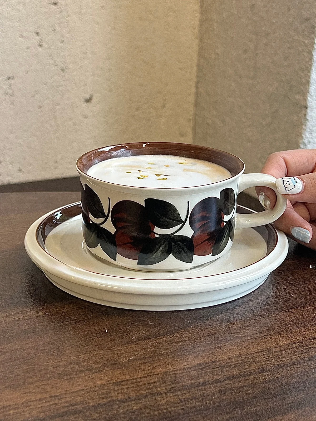 

Retro Hand-Painted Floral Cerc Mugs High Aesthetic Value Ladies Coffee Cup Plate Set Latte Art Cup with Milk Froth Design