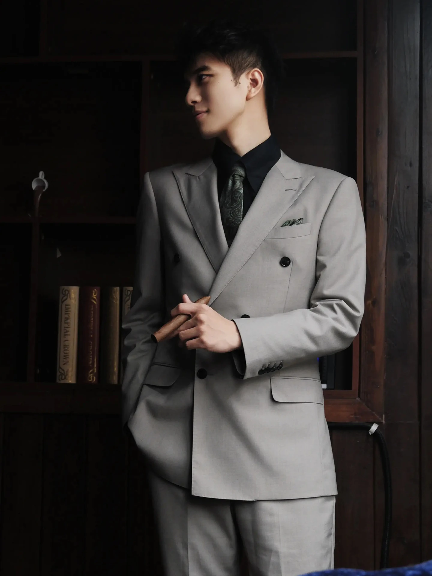 

Мужской двубортный свадебный костюм-тройка класса люкс: пиджак, жилет и брюки. Деловой, формальный, повседневный, свободный крой, полиэстер, не требует глажки.