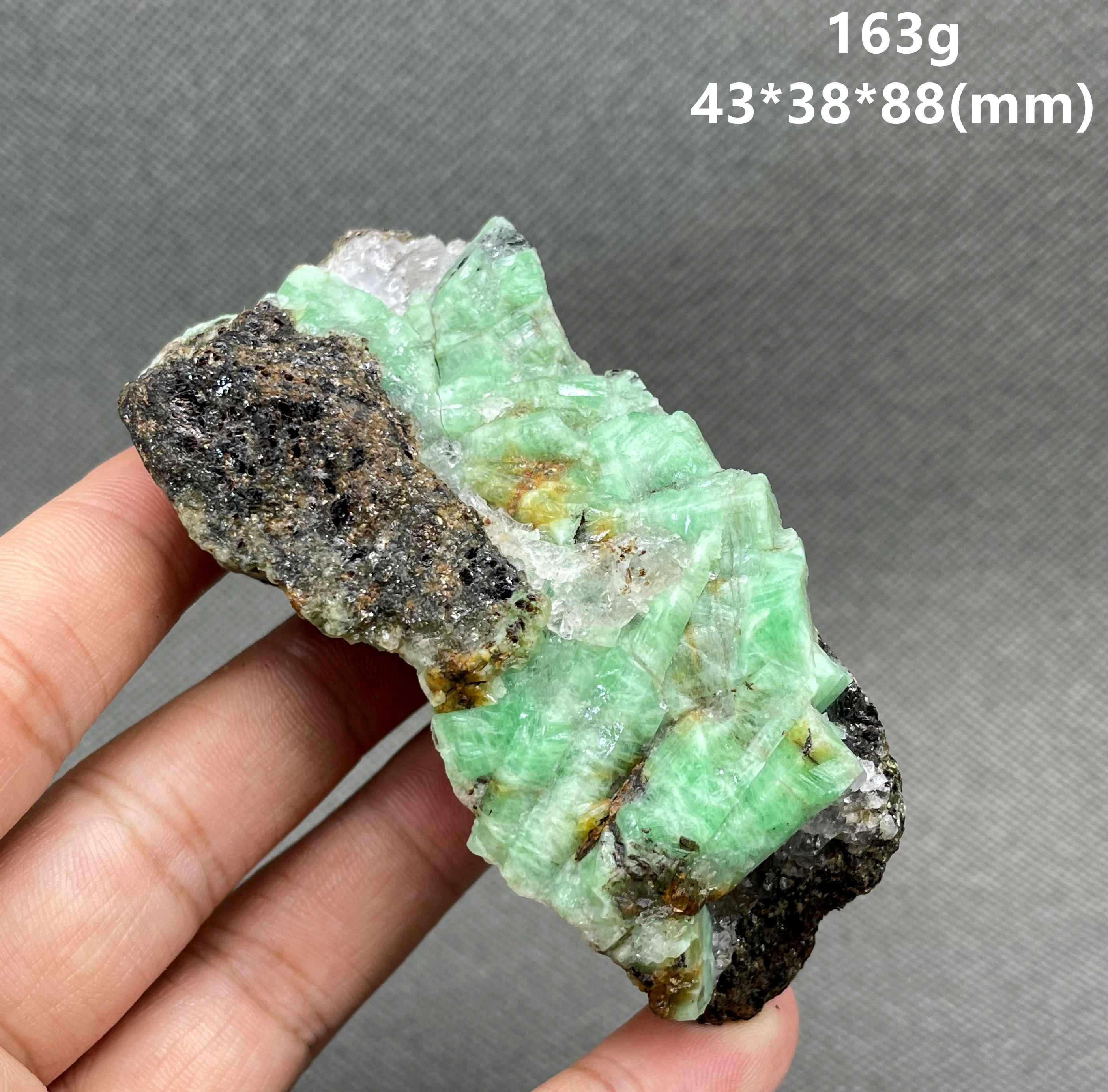 

BIG! 100% Natural green emerald mineral gem-grade crystal specimens stones and crystals quartz crystals from China