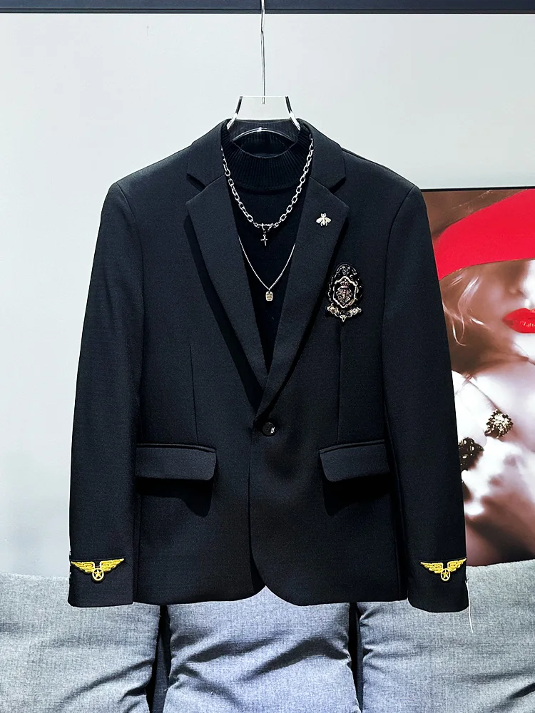 

Модный мужской пиджак с вышитым значком, приталенный крой, в корейском стиле, повседневный, свободный, элегантный, универсальный, в западном стиле