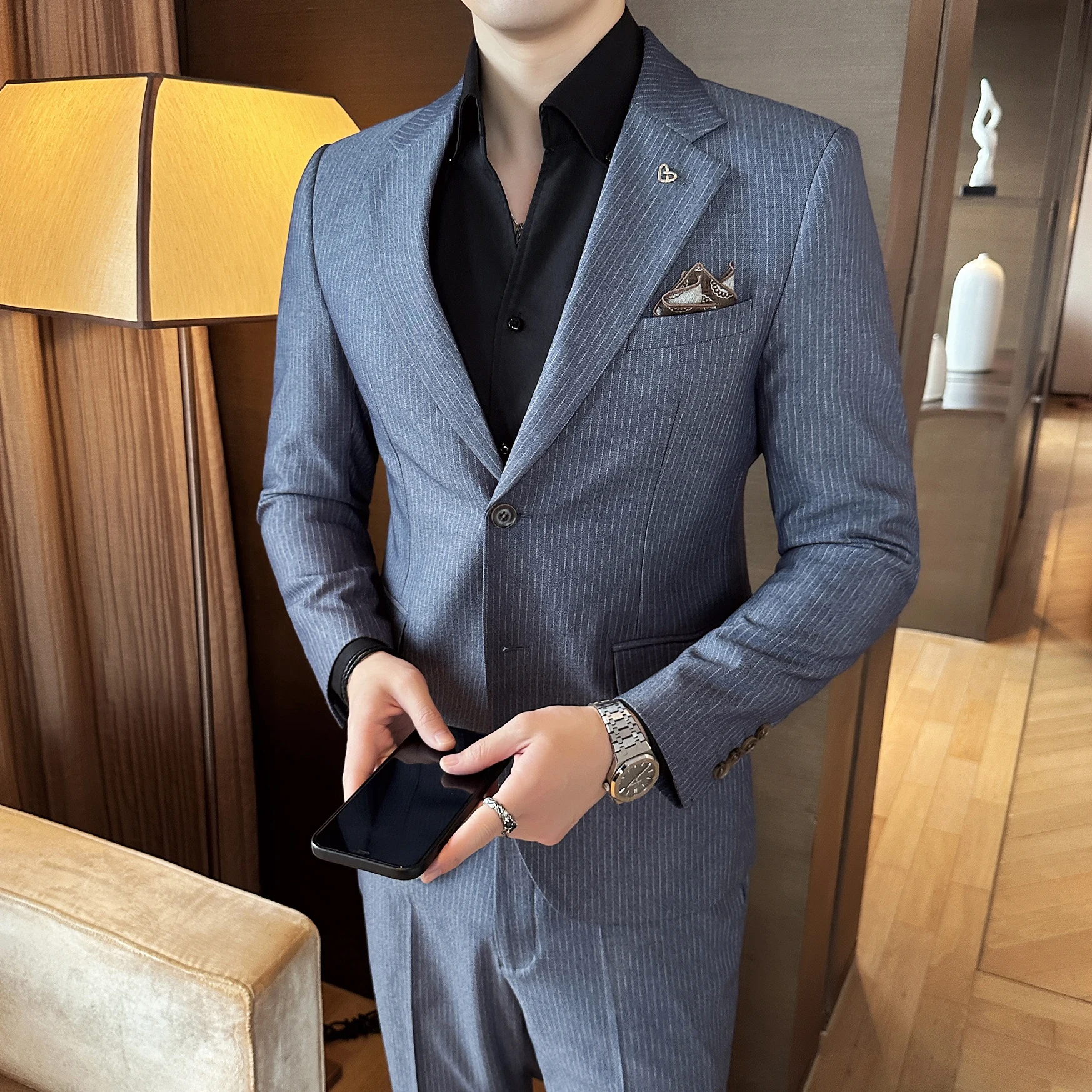 

The new autumn and winter two-button suit set for business, casual and slimming men is fashionable, cool and versatile
