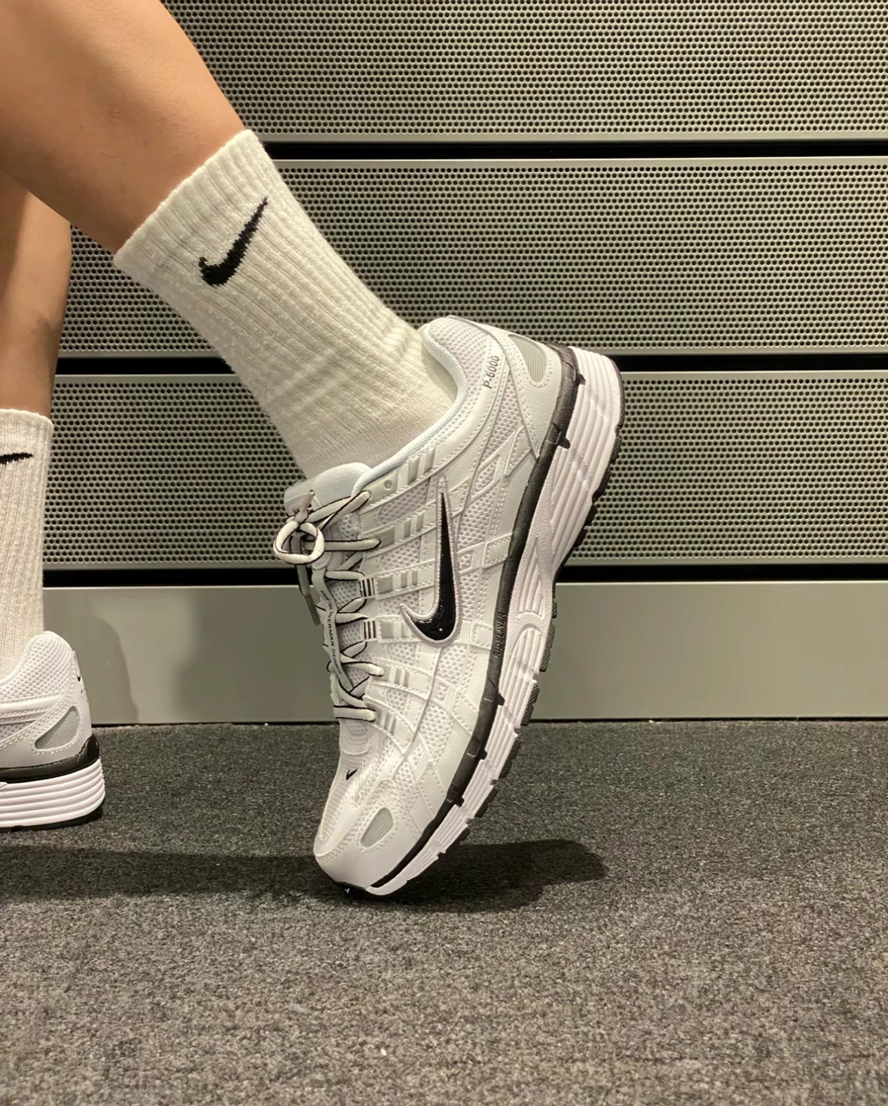 

Nike Comfortable Comfortable Cushioned Anti Slip Durable Low Cut Casual Running Shoes Unisex Silver White