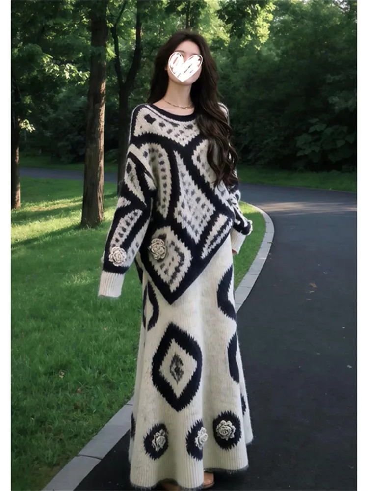 

Женский комплект из двух предметов: свободный крой, эффект стройности, юбка с высокой талией и модный вязаный топ с длинным рукавом. Новинка весны.