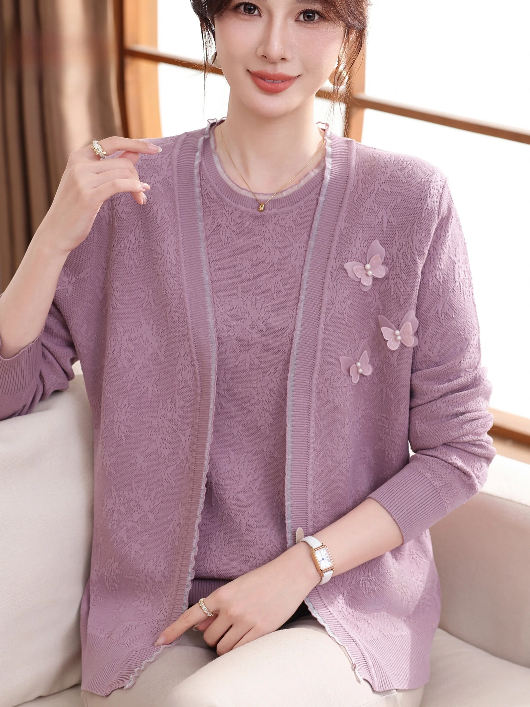 

Новый сезон: Модный комплект из двух предметов для женщин среднего возраста – свободный вязаный свитер и базовый топ.