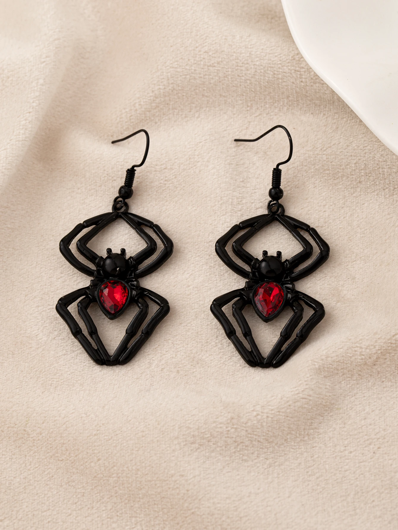 เก๋ไก๋กับต่างหูสตรีแมงมุมสีดำคลาสสิก