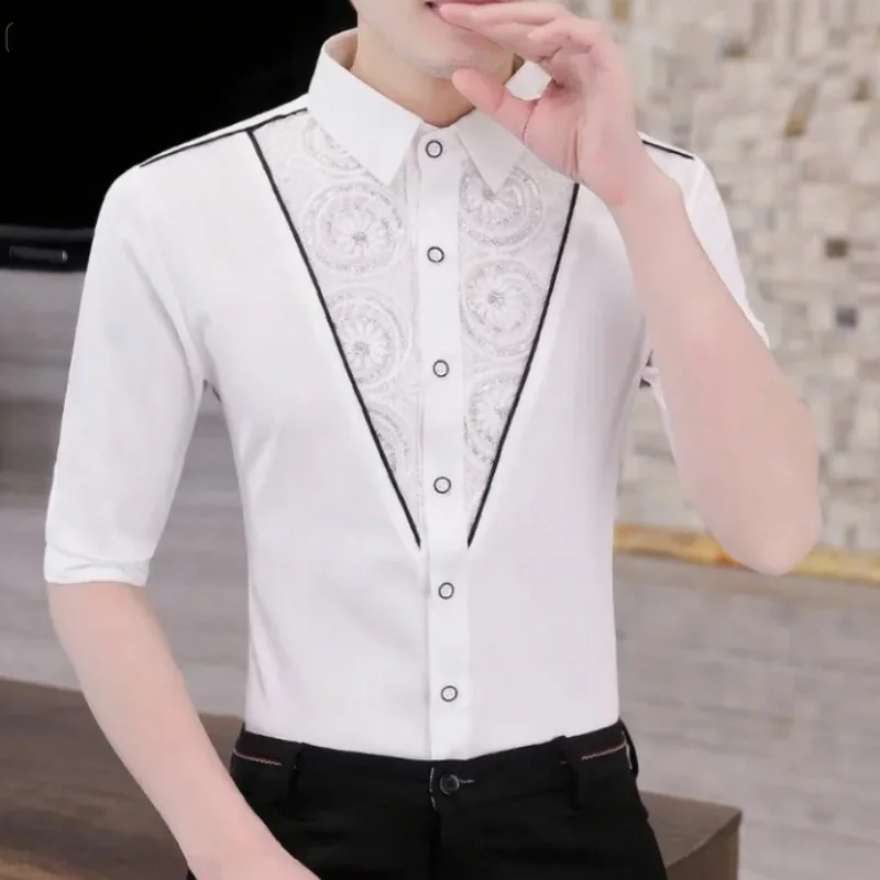 قميص صيفي أبيض وأسود متوسط الأكمام للرجال بقصة ضيقة كاجوال 3/4 كم قميص عالي الجودة موضة الأعمال قميص بأكمام طويلة