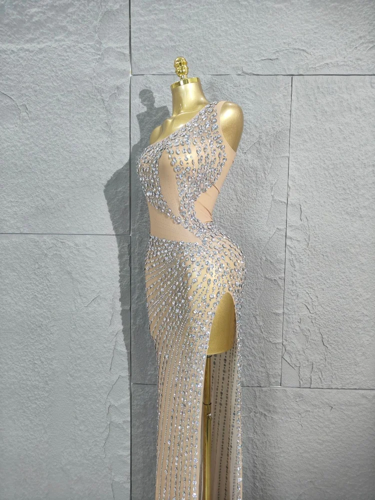 럭셔리하고 매혹적인 반짝이는 실버 라인스톤 메쉬 스플릿 엘라스틱 롱 드레스 우아한 파티 생일 무도회 기념 드레스 무대 의상