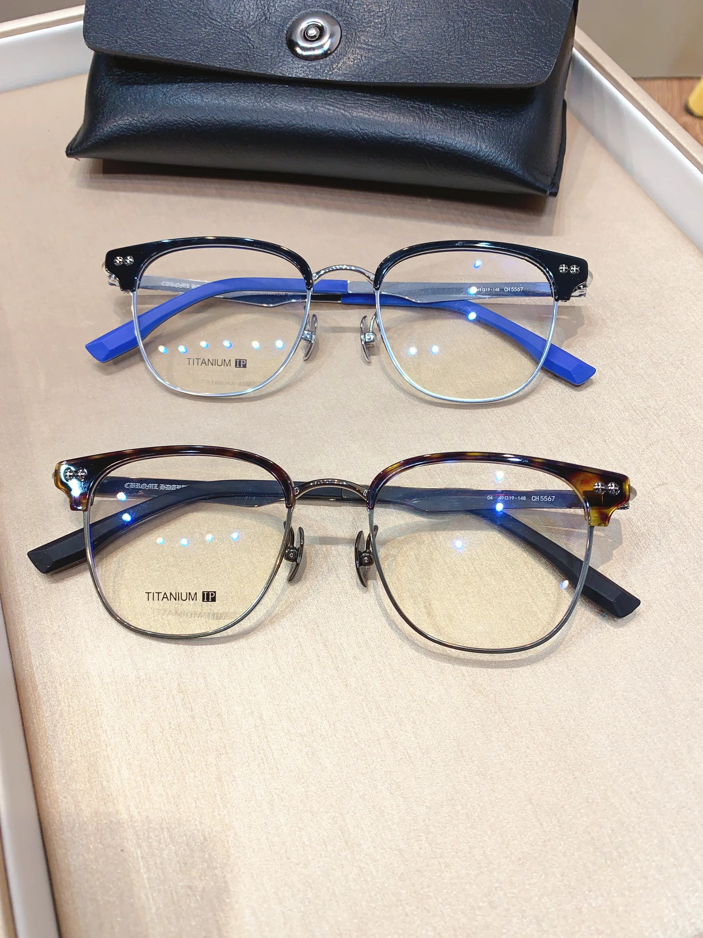 nuovi-occhiali-artigianali-2025-con-montatura-in-titanio-semi-rimless-lenti-anti-luce-blu-fotocromatiche-e-anti-appannamento-per-miopi
