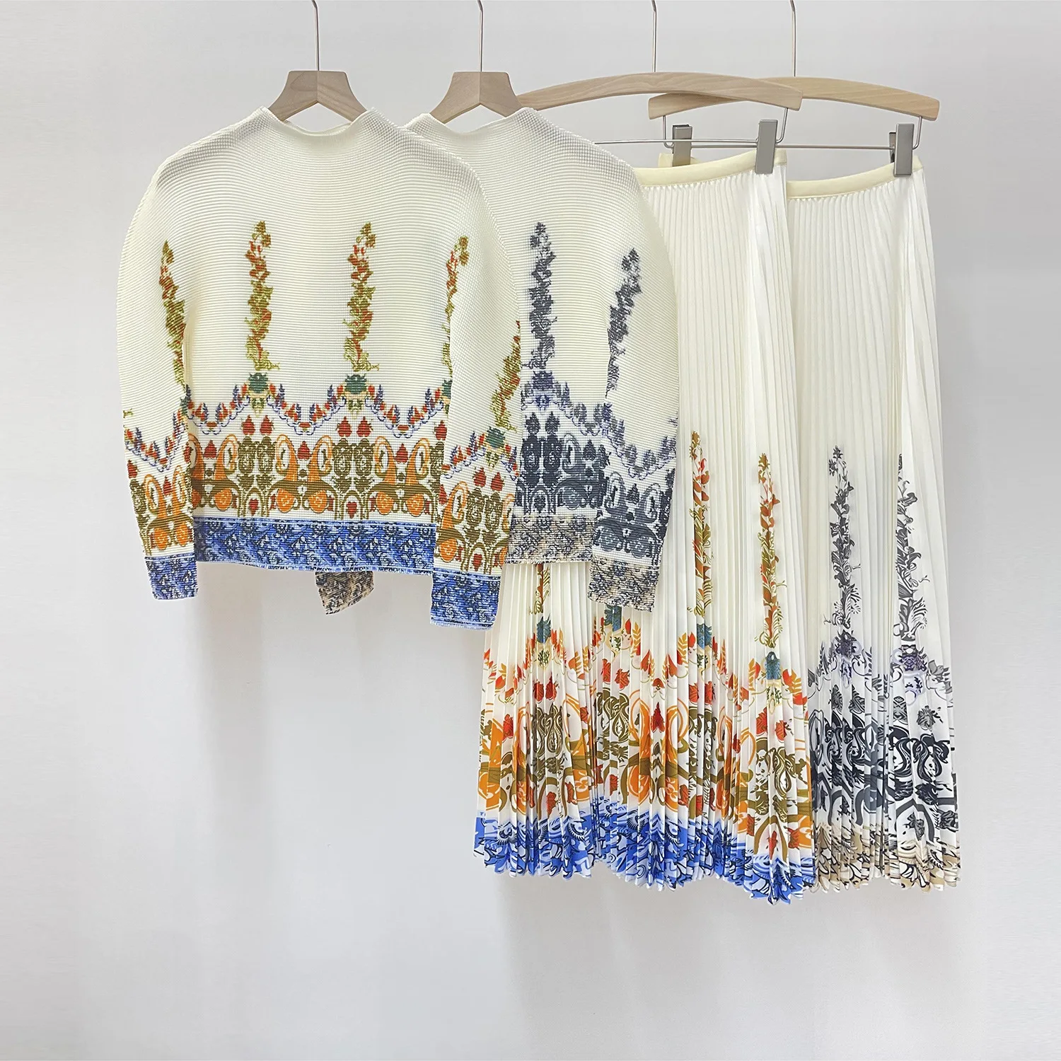 European-style fashion court-inspired printed top and T-shirt set with a casual and stylish high-waisted pleated skirt.