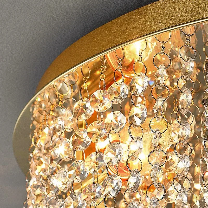 ポストモダンなパーソナライズされたライトラグジュアリークリスタルランプ家庭用ゴールドラウンド天井シンプルクリエイティブダイニングルーム寝室ルームランプ