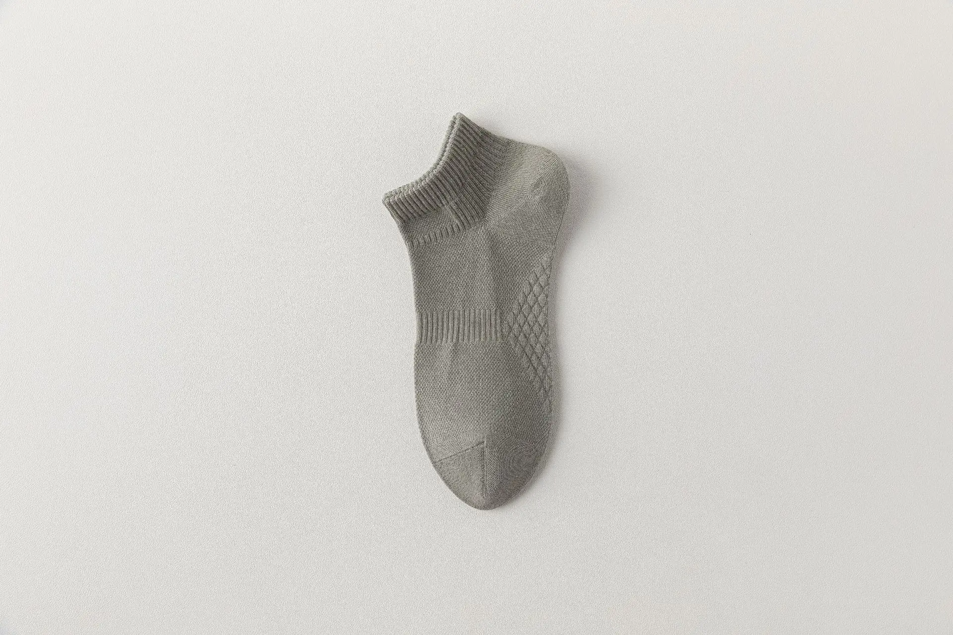 

new thin breathable solid color boat socks men's socks boneless waist shallow mouth sports cotton socks to prevent heel drop