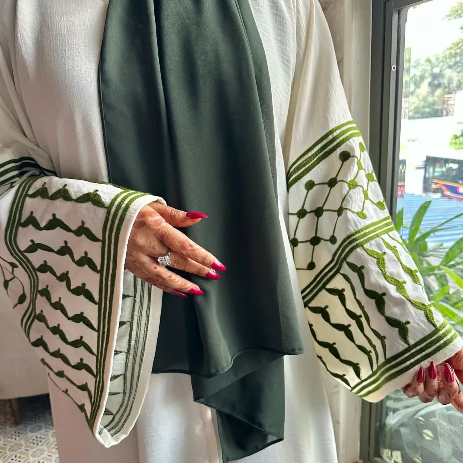Weißer offener Abaya-Kimono mit Keffiyeh-Stickerei, muslimische Abayas für Frauen, Dubai, luxuriöse islamische Kleidung, Kaftan, Hijab-Kleid, Ramadan, Eid