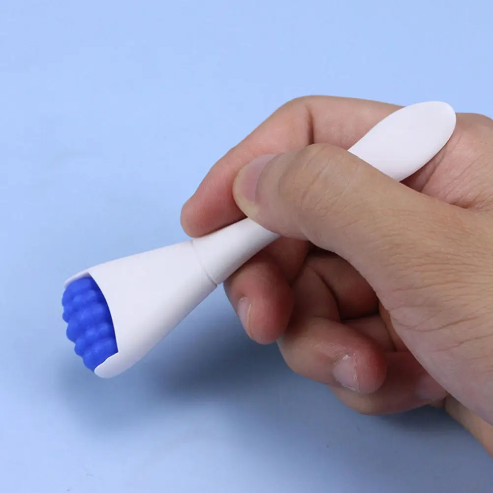 アイクリームマッサージスティックローラーリフティング目元の肌を引き締めくまやむくみを軽減するアイ美容器フェイス