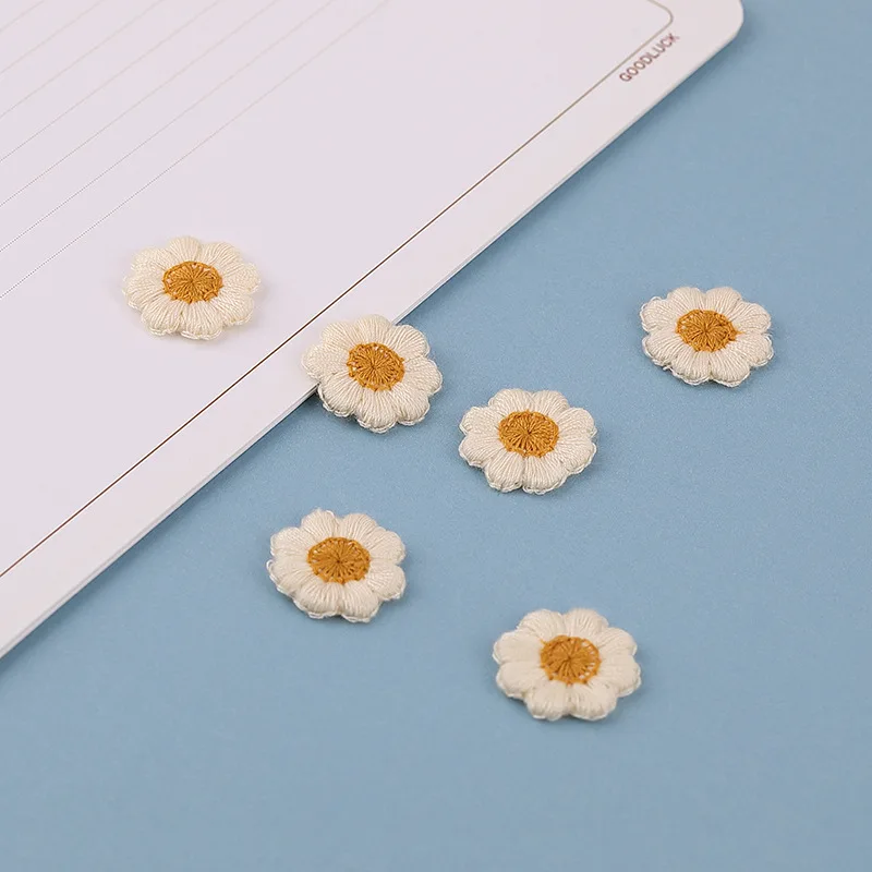 30PCS 2CM Geborduurde Doek Tas Schoenen Kleine Bloem Applique Patch Oortelefoon Bloem Sticker DIY Haar Sokken Schoenen Hoed bloem Patch