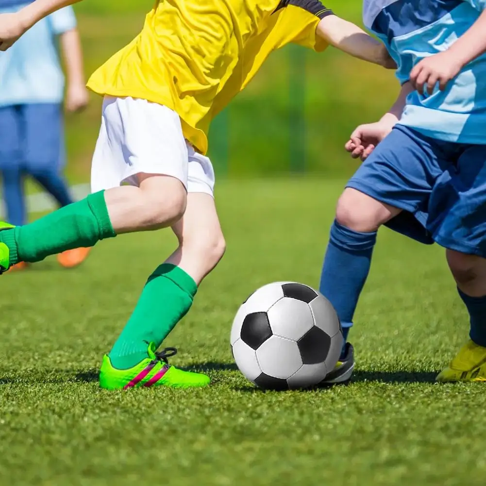 クラシック黒と白の標準サイズ 5 サッカーボール耐摩耗性ボール弾性サッカーサッカー学生固有のトレーニングボール