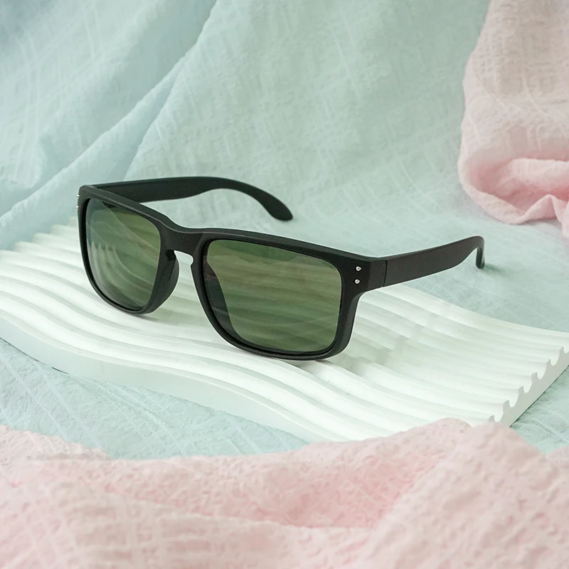 แฟชั่นแนวสตรีท แว่นตาตกแต่งสุดเท่ ดีไซน์เลนส์สีรุ้ง ชุดมีสไตล์ มีหลายสีให้เลือก