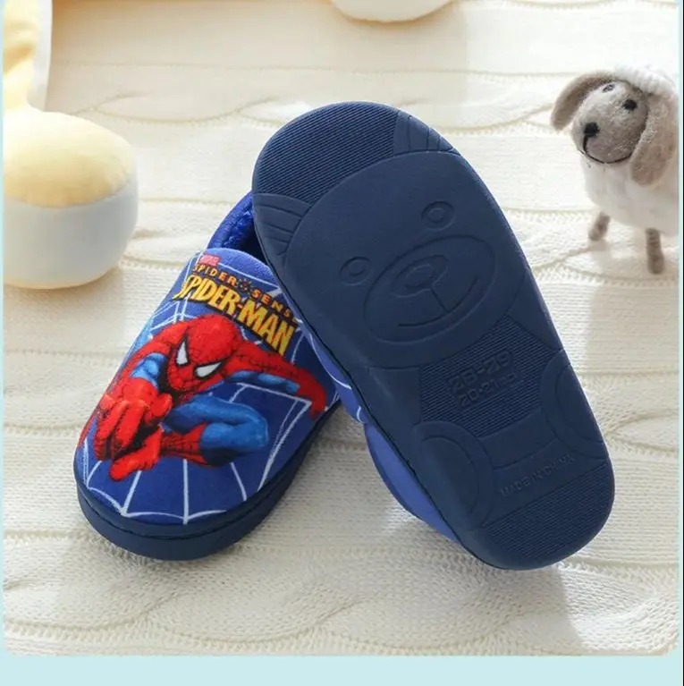 Jesienno-zimowe buty dziecięce chłopięce niebieskie kapcie Spiderman dziecięce kapcie świąteczne Pantoufle Enfant buty dziecięce Hausschuhe