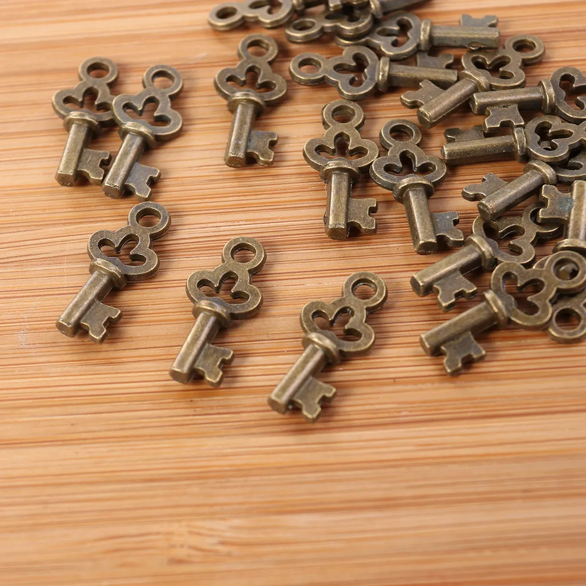 

20Pcs Vintage Bronze Keys DIY Pendant Metal Charms Old Look Jewelry Making Accessories for Necklace Bracelet