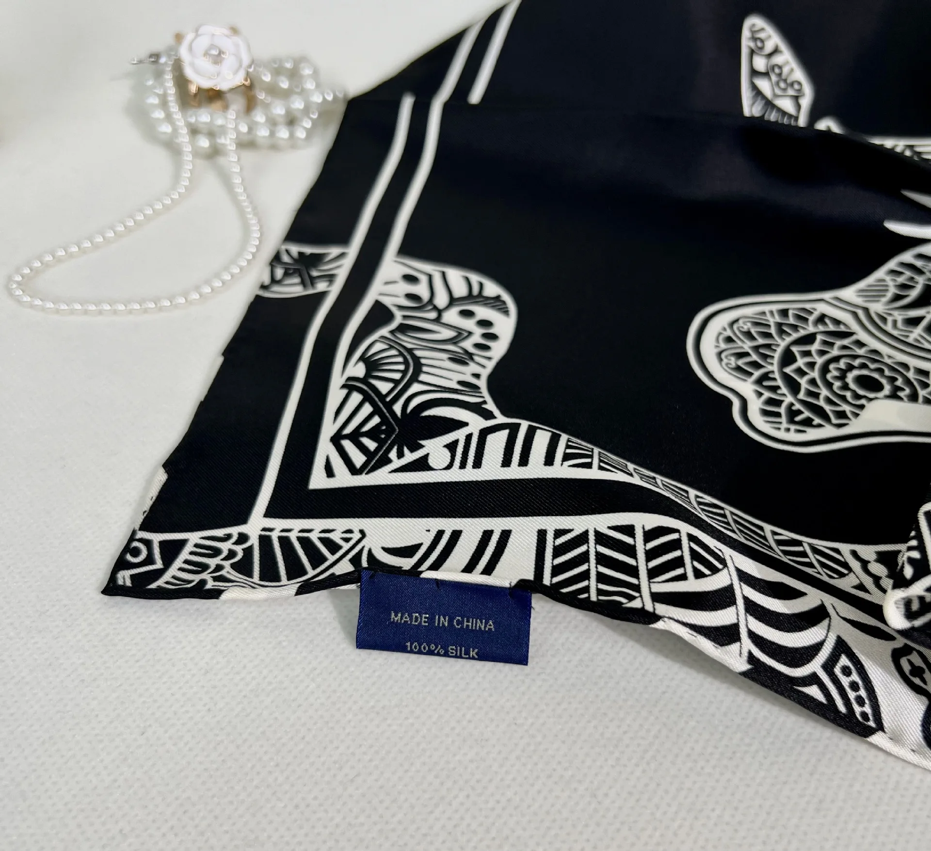 الحصان الأسود وشاح حريري 90 سنتيمتر هرمز توالت حواف شالات الأوشحة الفاخرة رئيس حقيبة الديكور هدية الكريسماس الملابس والاكسسوارات