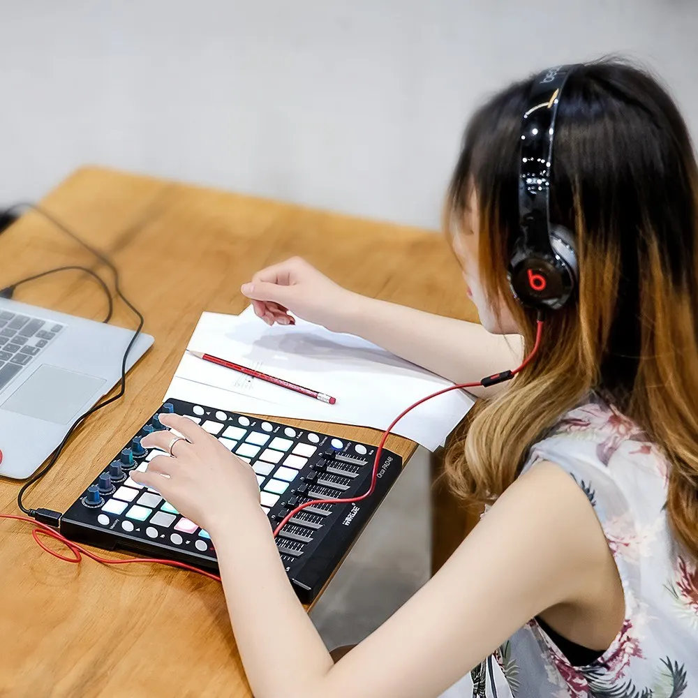 WORLDE PAD48 Portable USB MIDI Drum Pad Controller 48 RGB Backlit Pads 8 Knobs 16 Buttons 8 Sliders With USB Cable