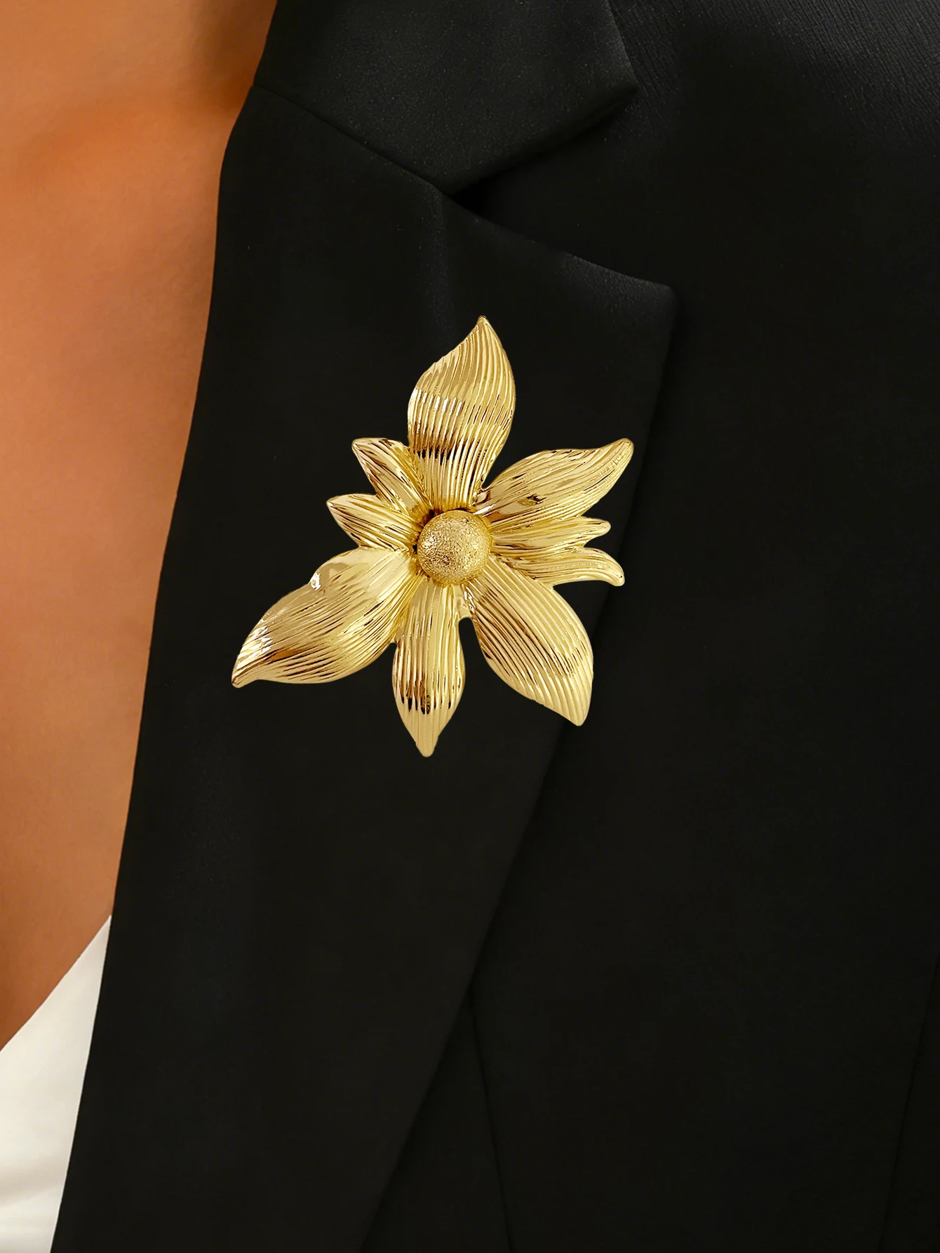1 Piece of Vintage-Style Gold 3D Lily Flower Brooch, Nostalgic Metal Floral Lapel Pin, Elegant and Simple Fashion Accessory for Spring and Autumn, Office, Dinner Party, Cocktail Party Accessory, Anniversary, Thanksgiving Gift