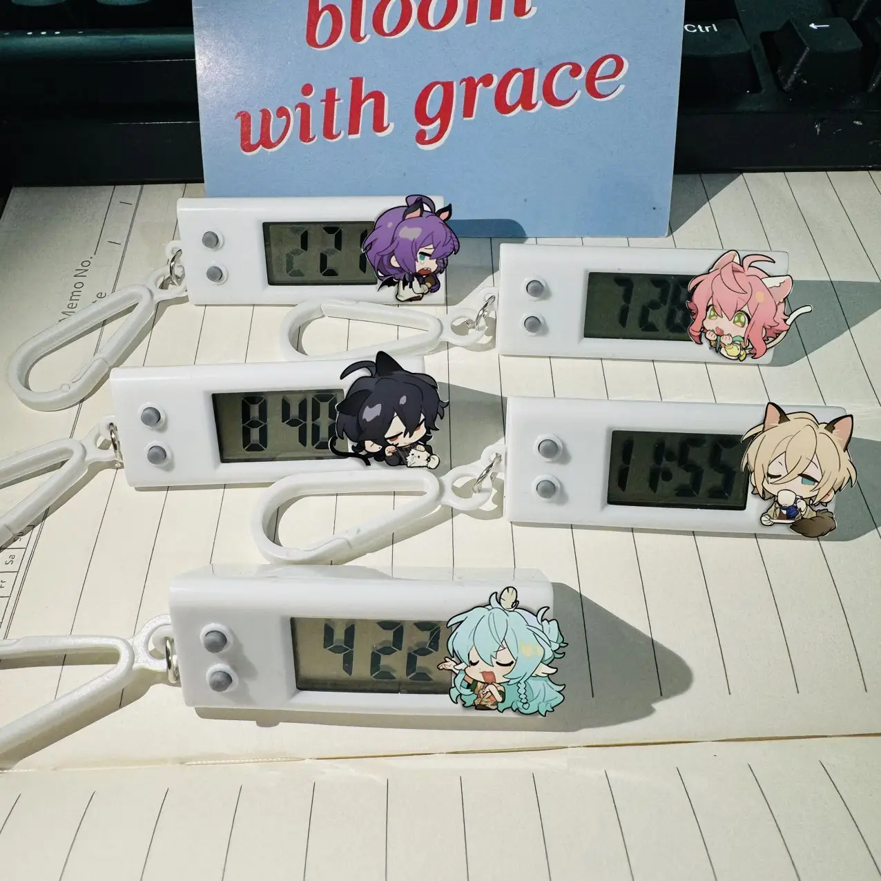 مجموعة نجوم ساعة حائط صغيرة ، اختبار طالب مخصص ساعة إلكترونية صغيرة ، قلادة حقيبة مدرسية جميلة ، Ayase Mayoi Hibiki Wataru