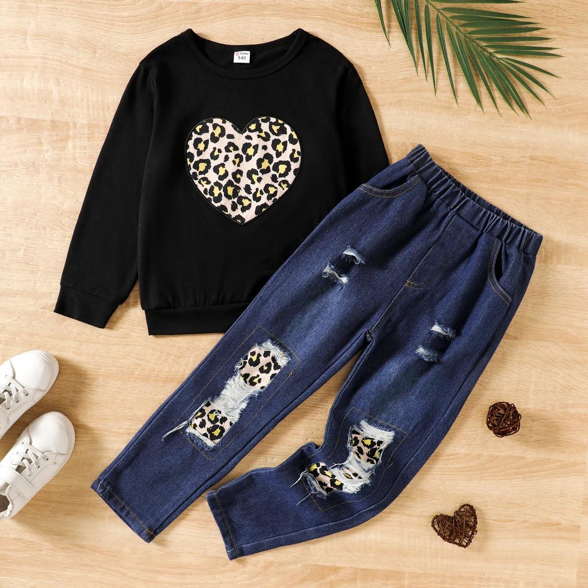 

2-piece Kid Girl Leopard Heart Print Black Pullover Sweatshirt and Patchwork Ripped Jeans Denim Pants Set