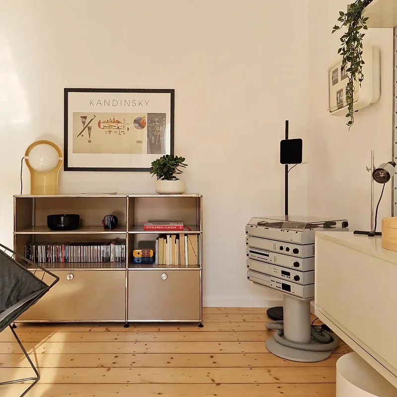 Mittelalterlicher USM-Spind aus Edelstahl