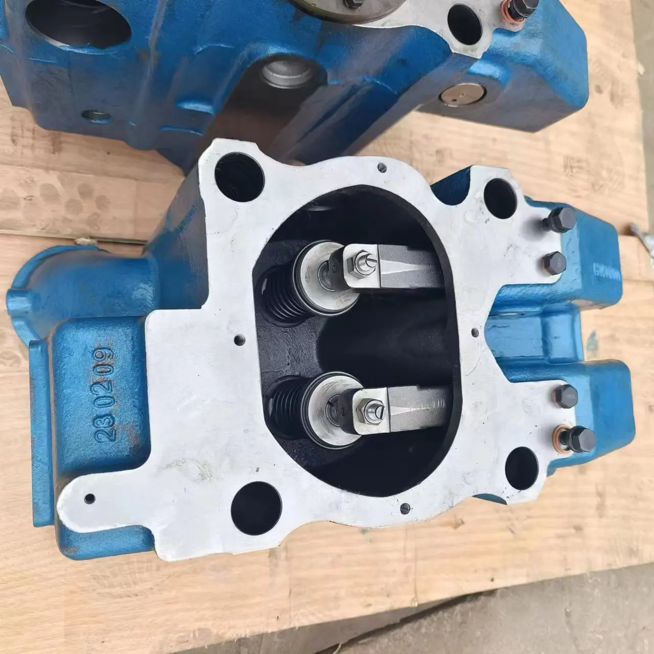 High Quality Complete Set of WEICHIA XCW6200ZC Marine diesel Engine Accessories, Cylinder Head with Intake and Exhaust Valves