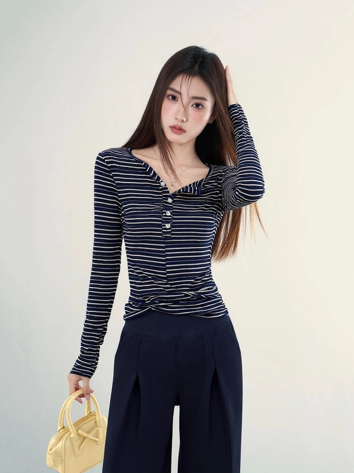 

Модная женская футболка с кружевными вставками и вырезами, новинка весеннего сезона, повседневная, универсальная, с открытым воротником, в полоску, дышащая, комфортная.