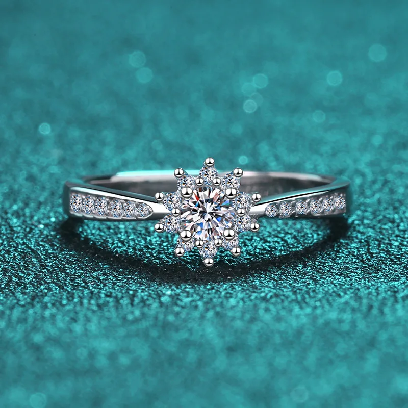 Elegante Anillo de Platino PT950 con Incrustaciones de Moissanita de 0.2 Quilates para Mujer, un Delicado y Sencillo Anillo de Diamantes con Forma de Flor para Pedida de Mano