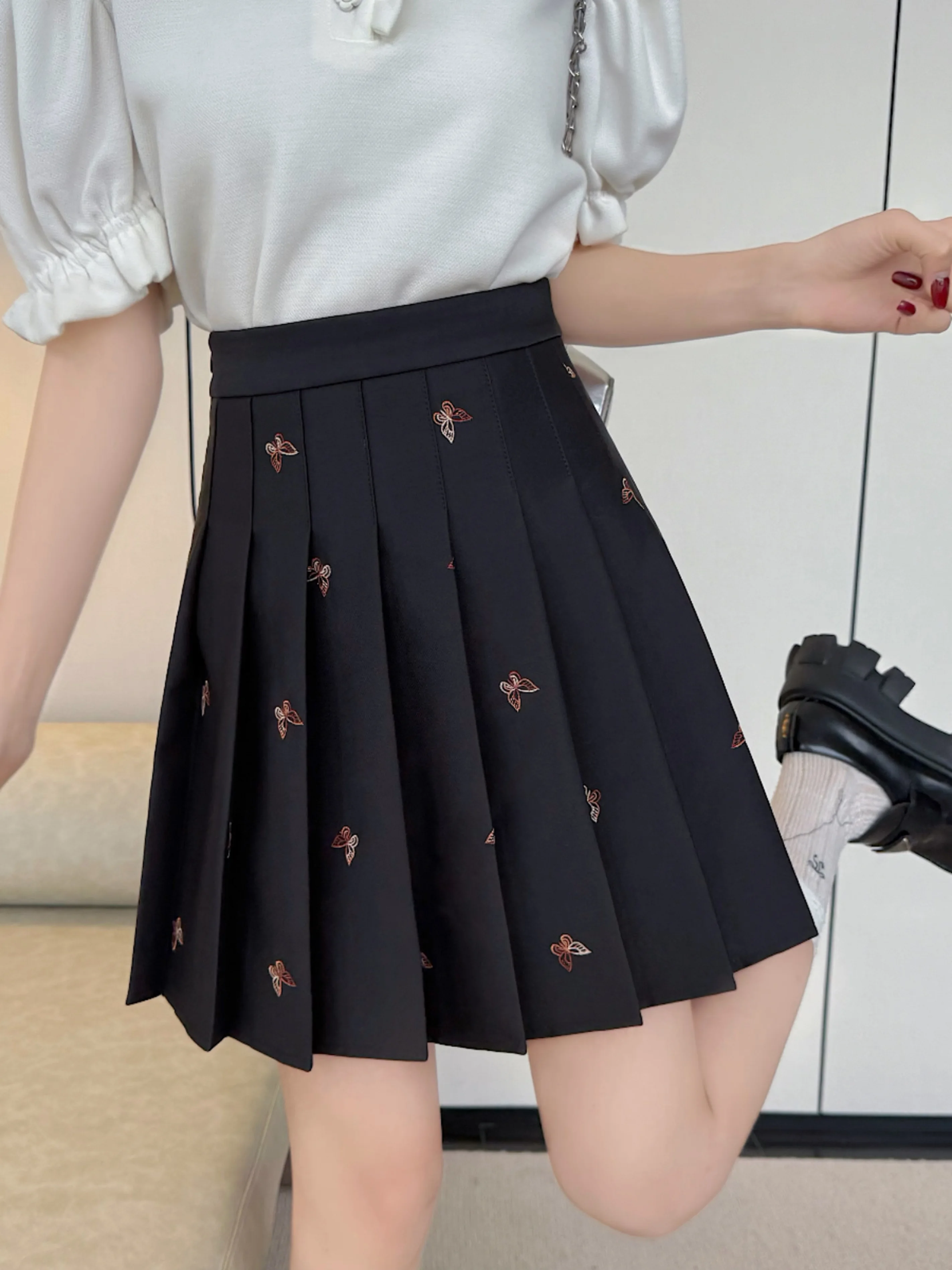 تنورة كورية فضفاضة مطرزة على شكل فراشة حلوة JK مقاس كبير تنورة بناتي صيفية عالية الخصر على شكل حرف a تنانير يابانية لتقليل العمر