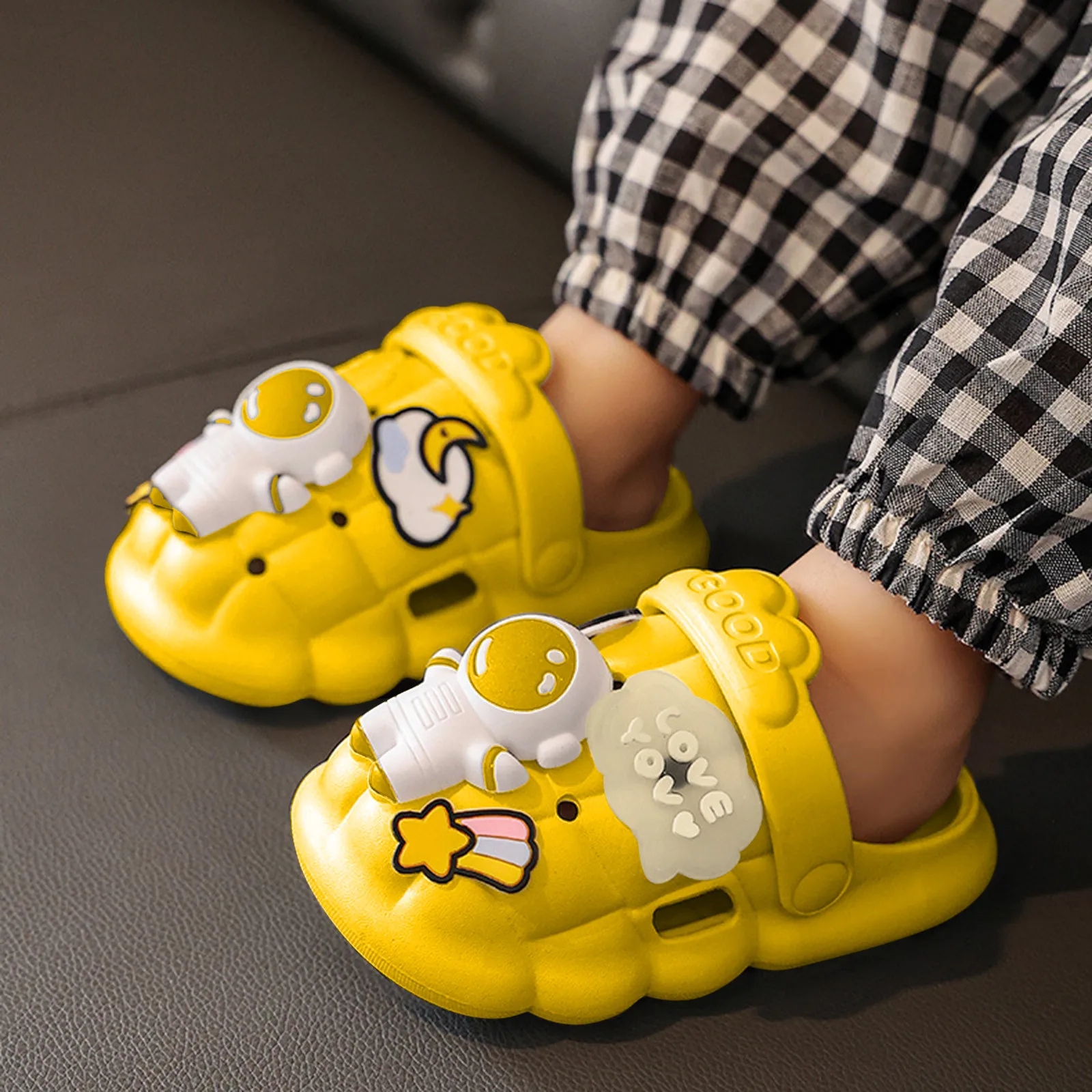 Kids Sandals Summer Cartoon Boys Girls Mules Garden Beach Slippers Sandals Non-Slip Soft Flat Children Baby Shoes Mules 2024