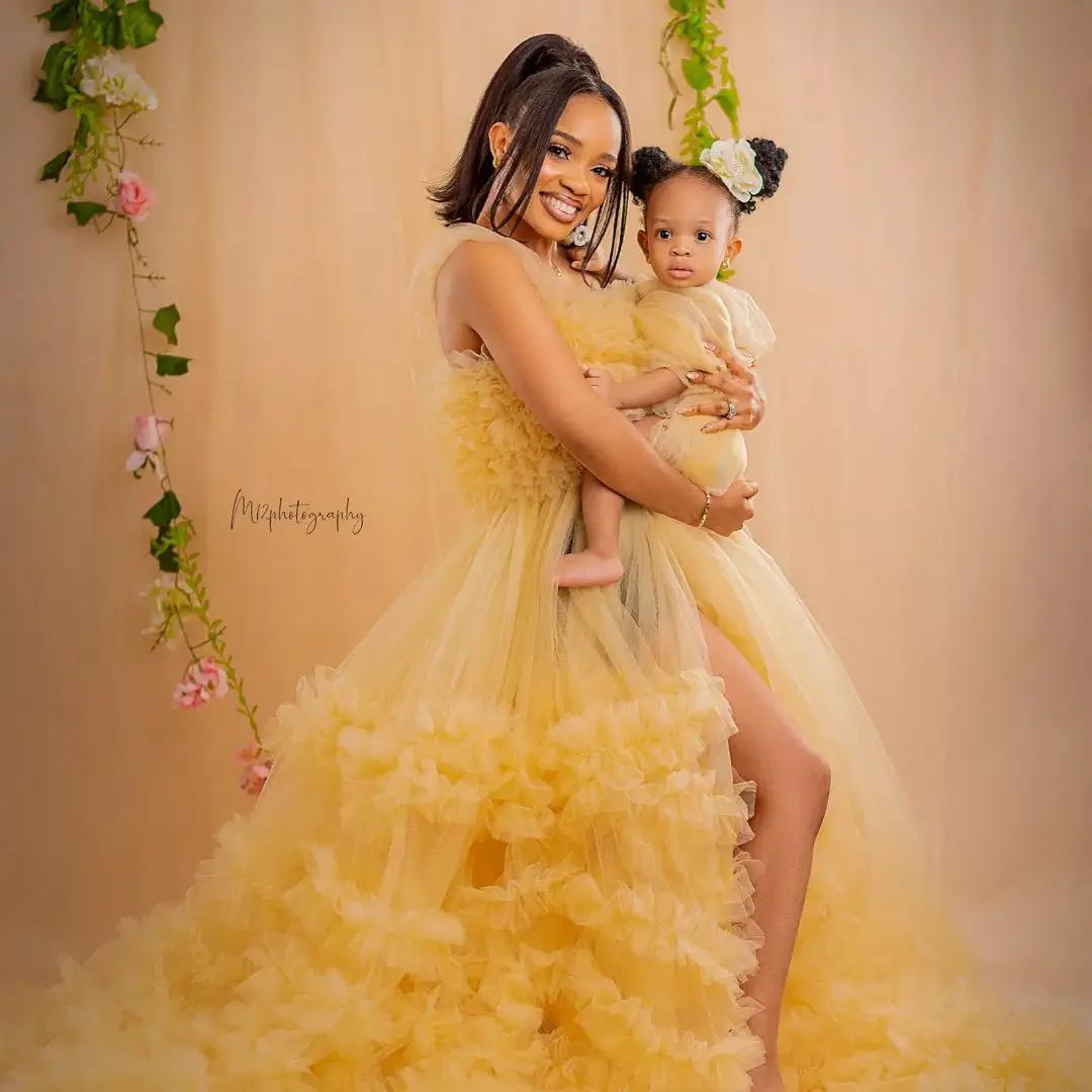 

Yellow Tlle Mother and Kids Dresses V-Neck Ruffles Mommy and Me Party Dress Open Front Sweep Train Ball Gown Evening Gown