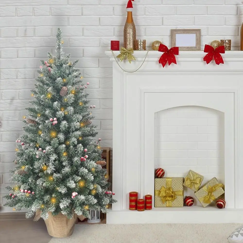 شجرة عيد الميلاد الاصطناعية ذات الرؤوس الثلجية بطول 4 أقدام مع 336 فرعًا، و20 توت أحمر، و14 كوز صنوبر، و100 مصباح LED، وقاعدة من الخيش