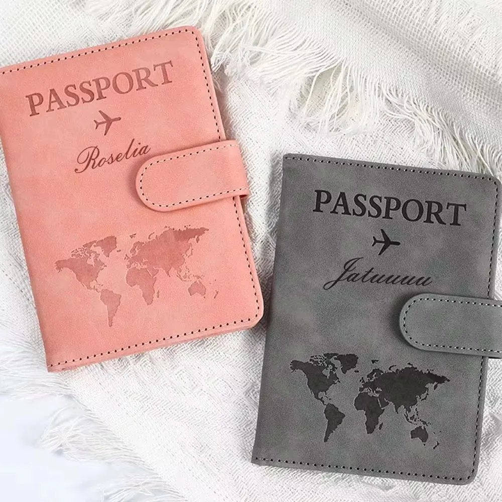 Personalisierte Reisepasshülle mit Namen für Paare, PU-Leder Passhülle für Ausweis und Bankkarten, Reiseaccessoires, Maßgeschneidertes Reisepass Etui, Ausweishülle mit Gravur, Reisebrieftasche – Detail 3