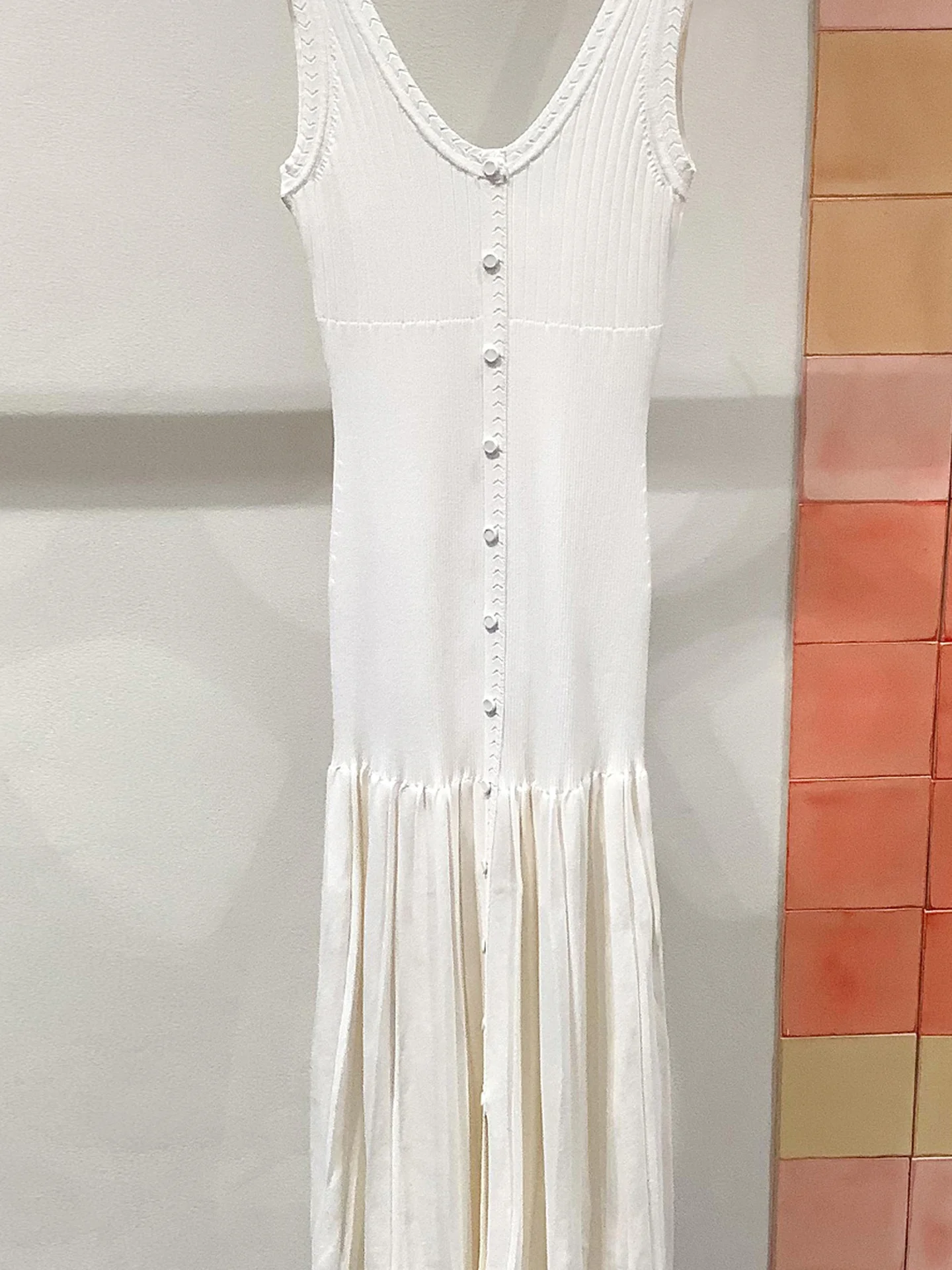 

A minimalist dress with Hong Kong style and clear lines, a white retro camisole luxury long dress 25 Spring New Collection