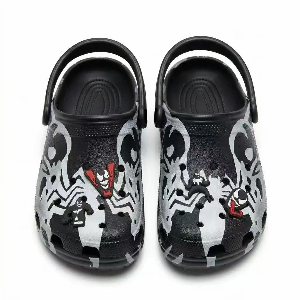 Nuevos Zuecos Venom con Estampado Blanco y Negro, Sandalias de Playa Unisex de EVA con Punta Cerrada, Incluye Adornos para Zapatos a Juego para Hombres y Mujeres