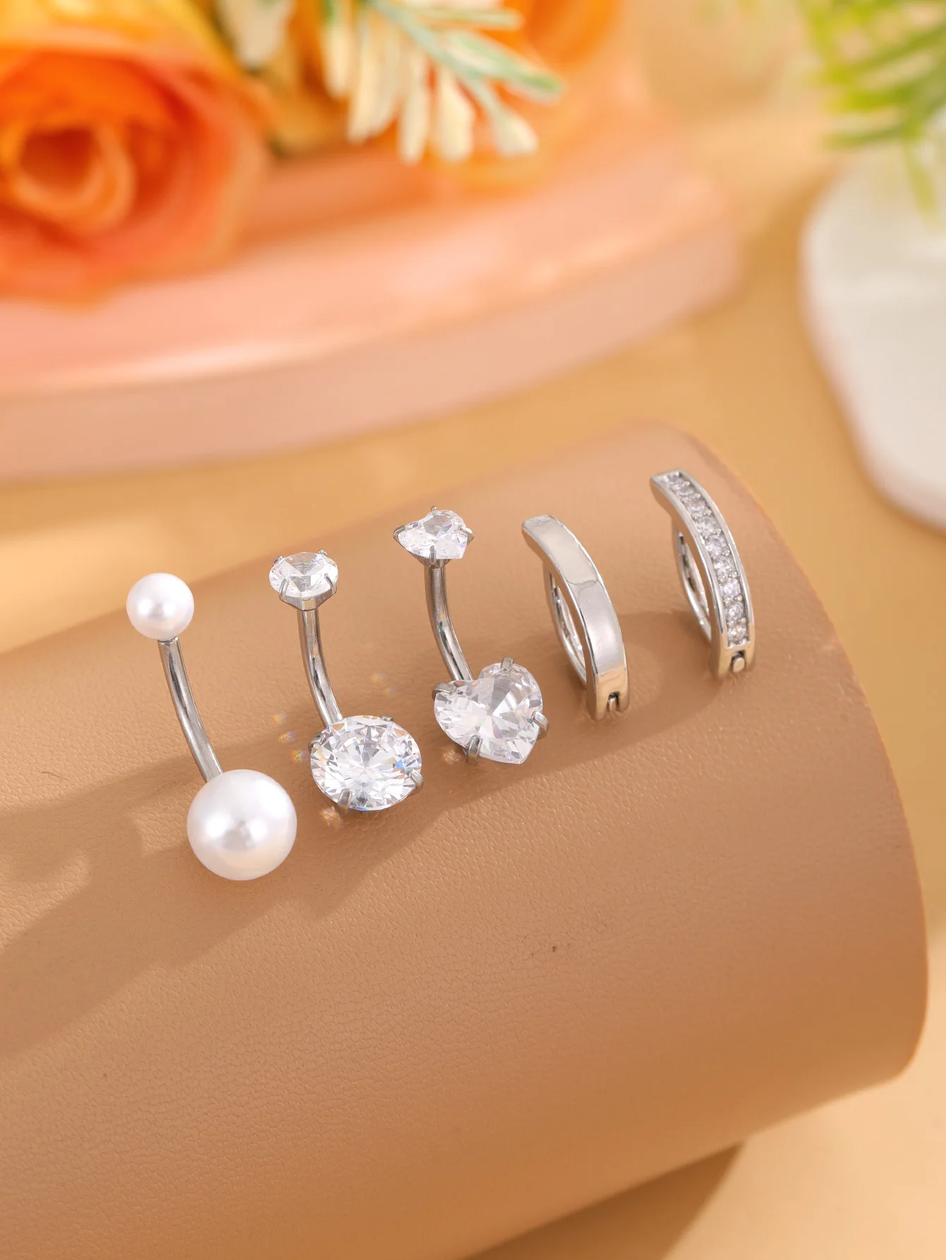 5-teiliges Set Goldfarbene Bauchnabelringe mit Herz- und Blumenanhängern, Edelstahl-Bauchpiercings mit Schleife, Gebogene Nombril-Ombligo-Ringe