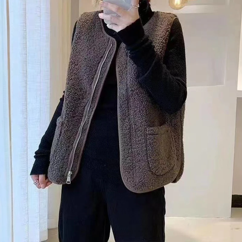 Women's Fleece Vest Fluffy Sleeveless Zip-Up Patched Pocket Teddy Sherpa Jacket Winter Bodywarmer Ladies Casual Outfit