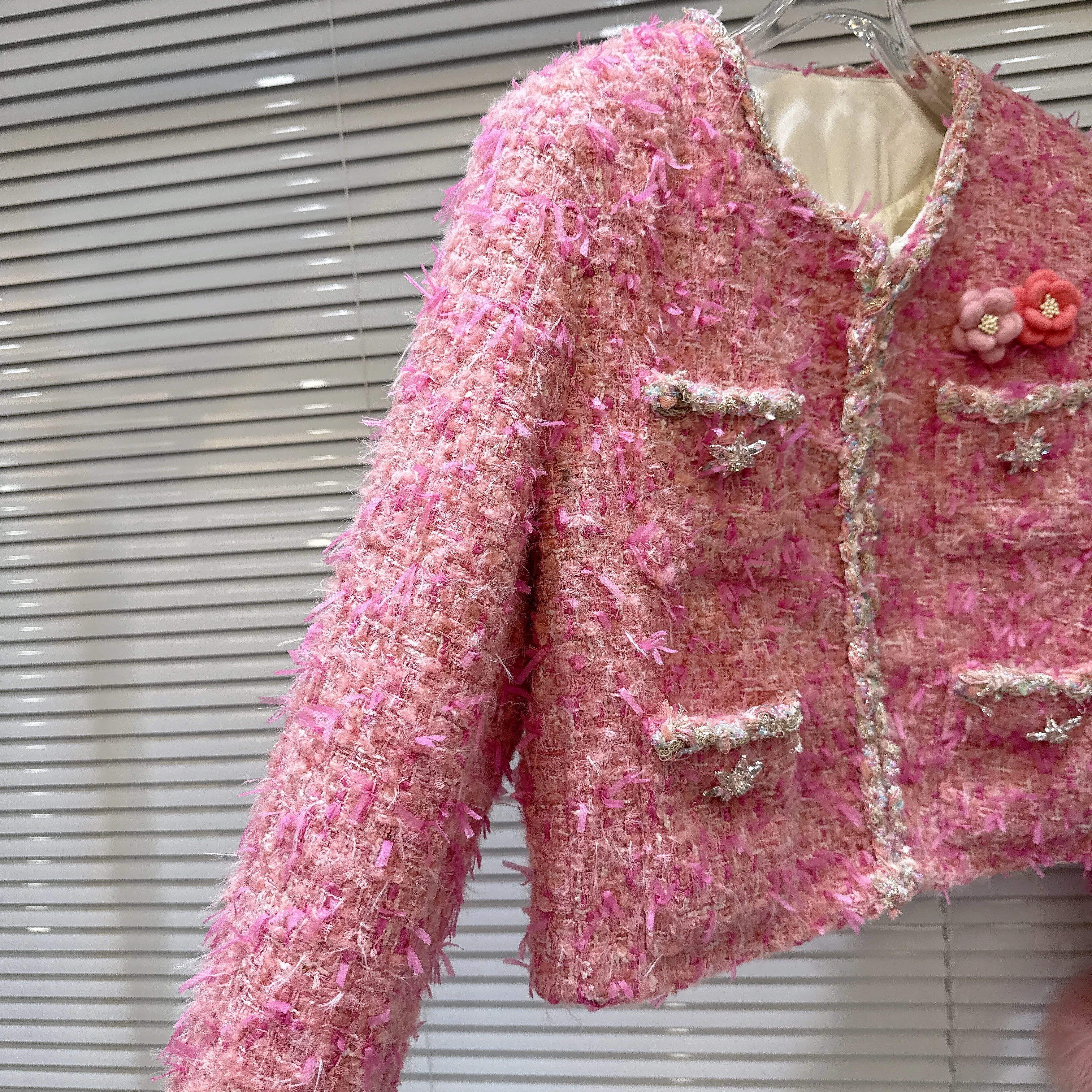 معطف قصير مبطن بأساور من فراء الثعلب الراقية لشتاء 2025، معاطف وردية أنيقة للسيدات، سترة عالية الخصر