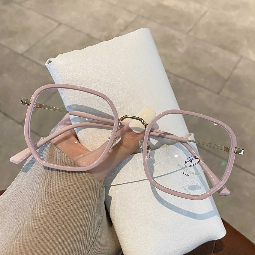 Women's New Style Flat Glasses with Retro Square Frames, Natural Look, Slimming Effect, and Visual Protection