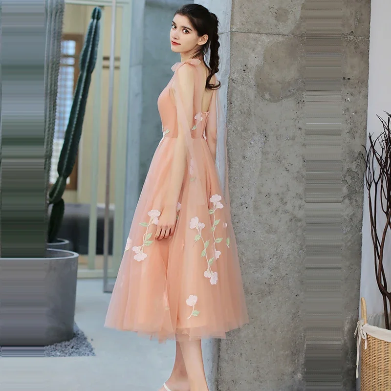 Si tratta di Yiiya Abito da ballo personalizzato Rosa Tulle Floreale Scollo a V Abiti da gala A-line Lunghezza tè Plus size Donna Abiti da cerimonia per feste