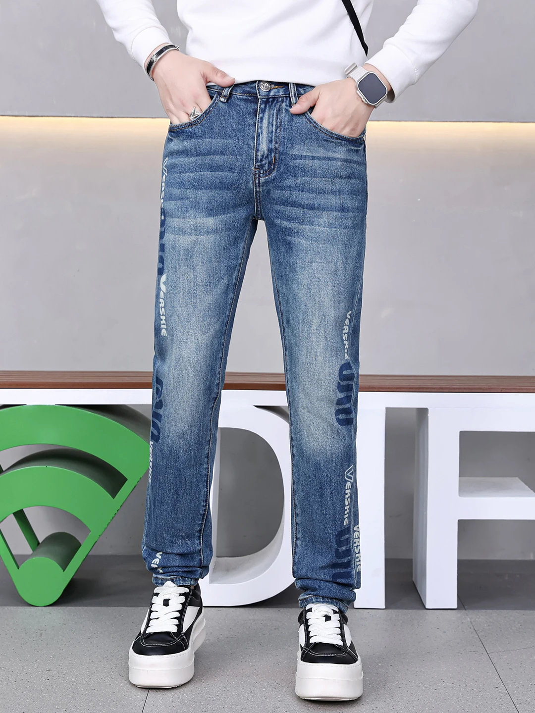 

Мужские джинсы с ретро-принтом, зауженные, осенне-весенние, из хлопкового стрейч-денима, повседневные, универсальные, с буквенным узором, длинные брюки