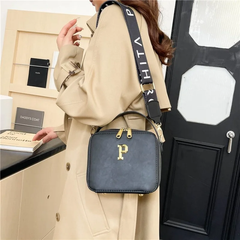 حقيبة يد نسائية فاخرة مصنوعة من الجلد المصنوع من الألياف الدقيقة، كاجوال مالطا، عصرية، أنيقة، واسعة، مظهر يومي