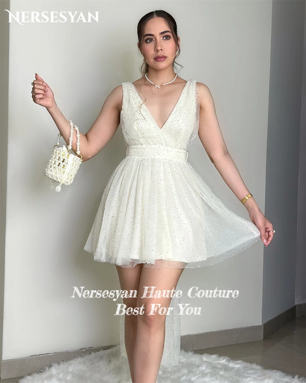 Nersesyan-Mini vestido de noiva sem costas com decote em V, Gliter, brilhante, vestidos de noiva sem mangas, fitas, linha A, elegante vestido de noiva, 2024