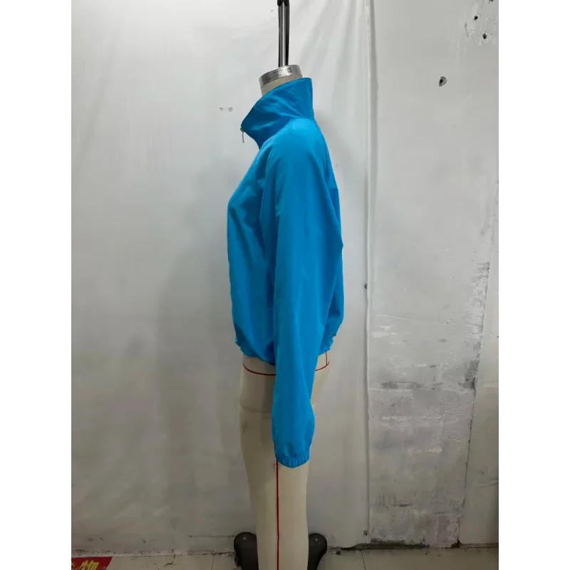 Damen-Cropped-Jacke mit durchgehendem Reißverschluss, Stehkragen, Raglanärmeln, elastischen Bündchen, aus technischem Stoff, leicht, windabweisend, Freizeitjacke – Detail 5