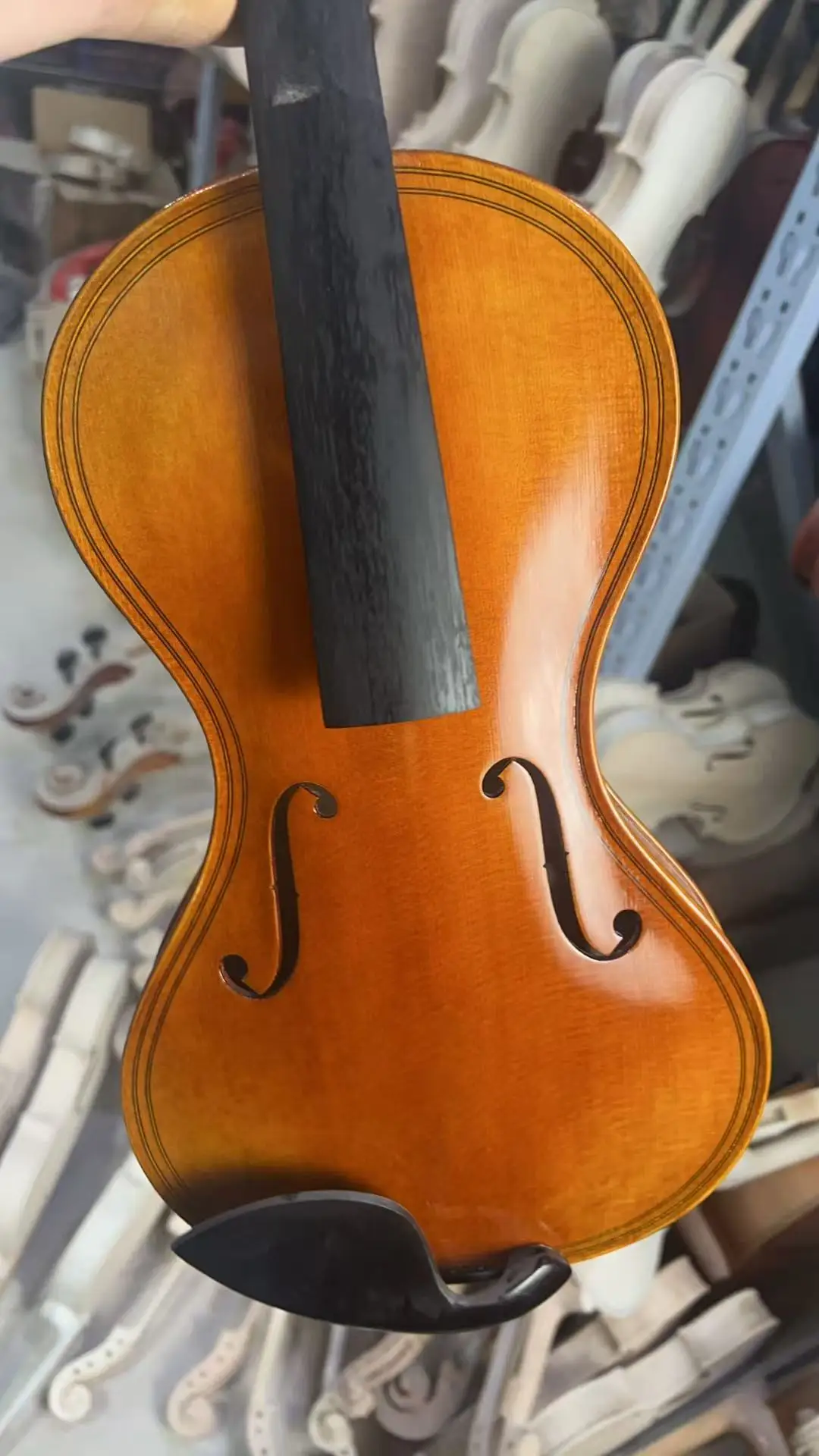 ممارسة الكمان على الطراز الإيطالي على شكل قرع مصنوعة يدويًا بنمط النمر الطبيعي وأداء الدرجات